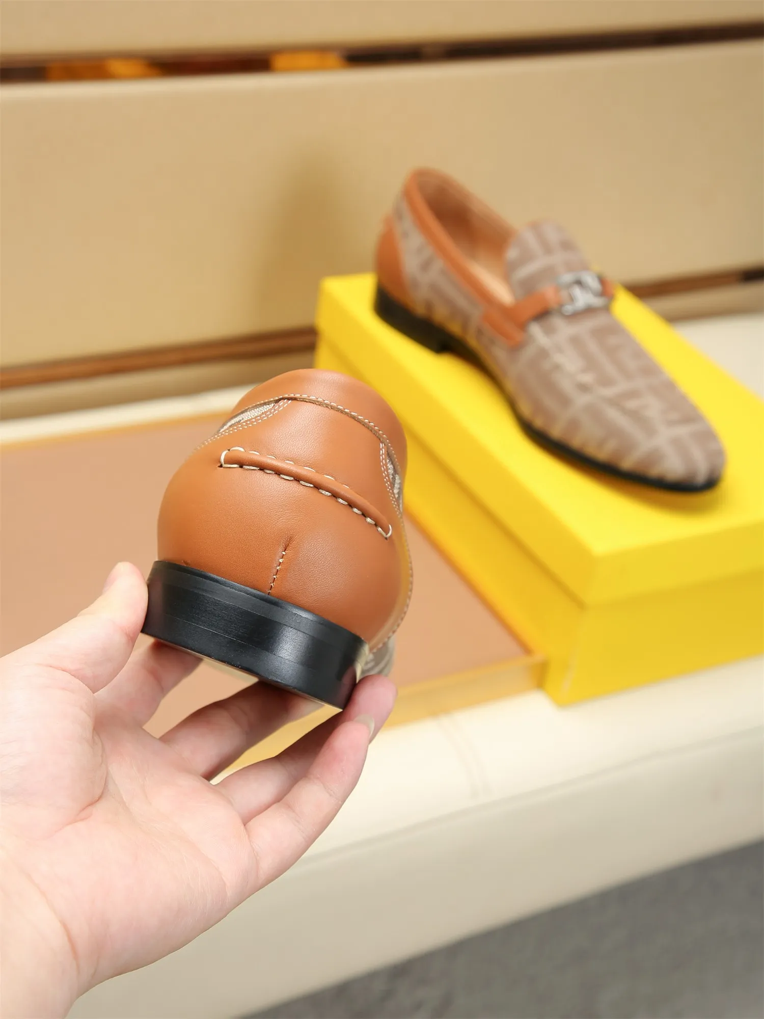 Men's shoes💰460 🕷🕷【FENDI】The latest men's formal leather shoes🇨🇳Classic series not to be missed💯The first layer is made of imported first-layer cowhide☘Original quality, the leather is smooth and delicate🎋Awesome version, perfect streamlined outline🍇Cowhide lining, size 38-44 (customized at 45.46)...